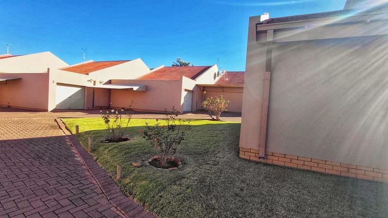 2 Bedroom Property for Sale in Langenhovenpark Free State